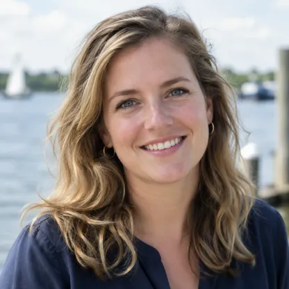 Portret van een glimlachende vrouw met halflang haar bij een zwembad